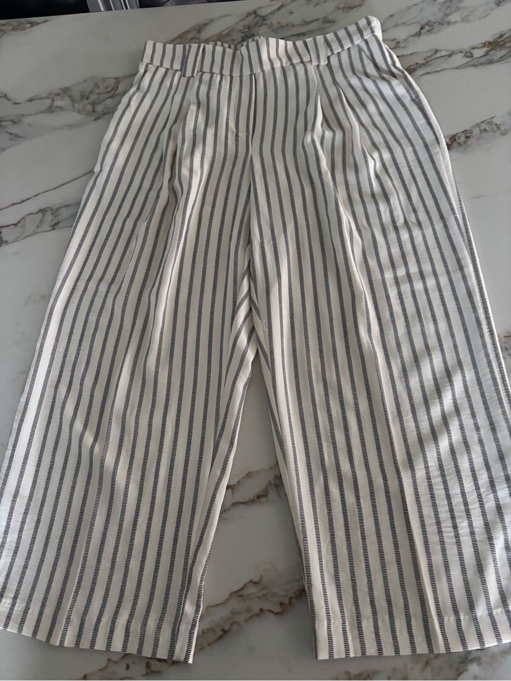 Women’s White and black Striped Casual Crop pants